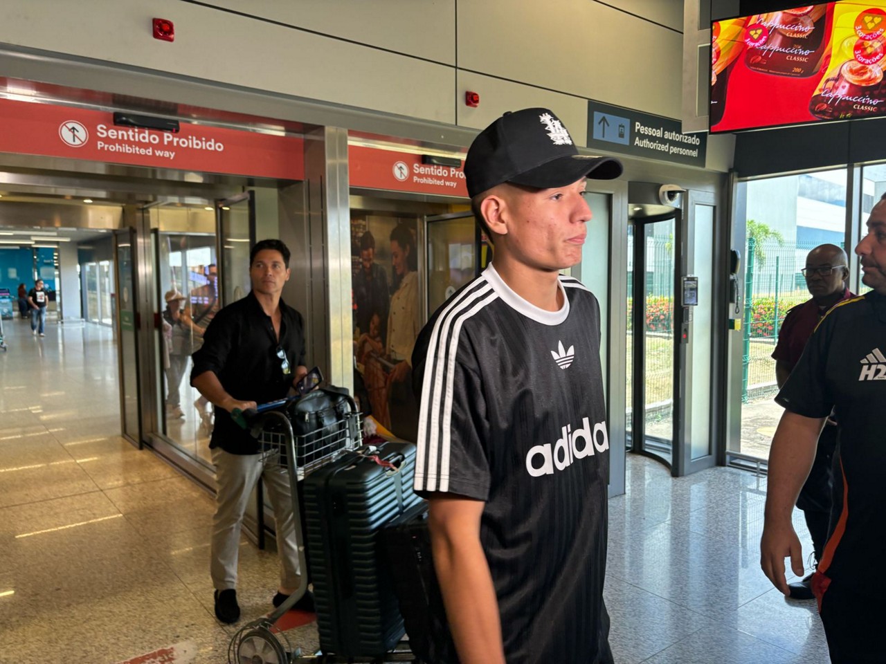 Zagueiro Iván Román chegou a Belo Horizonte na manhã desta quarta (26)