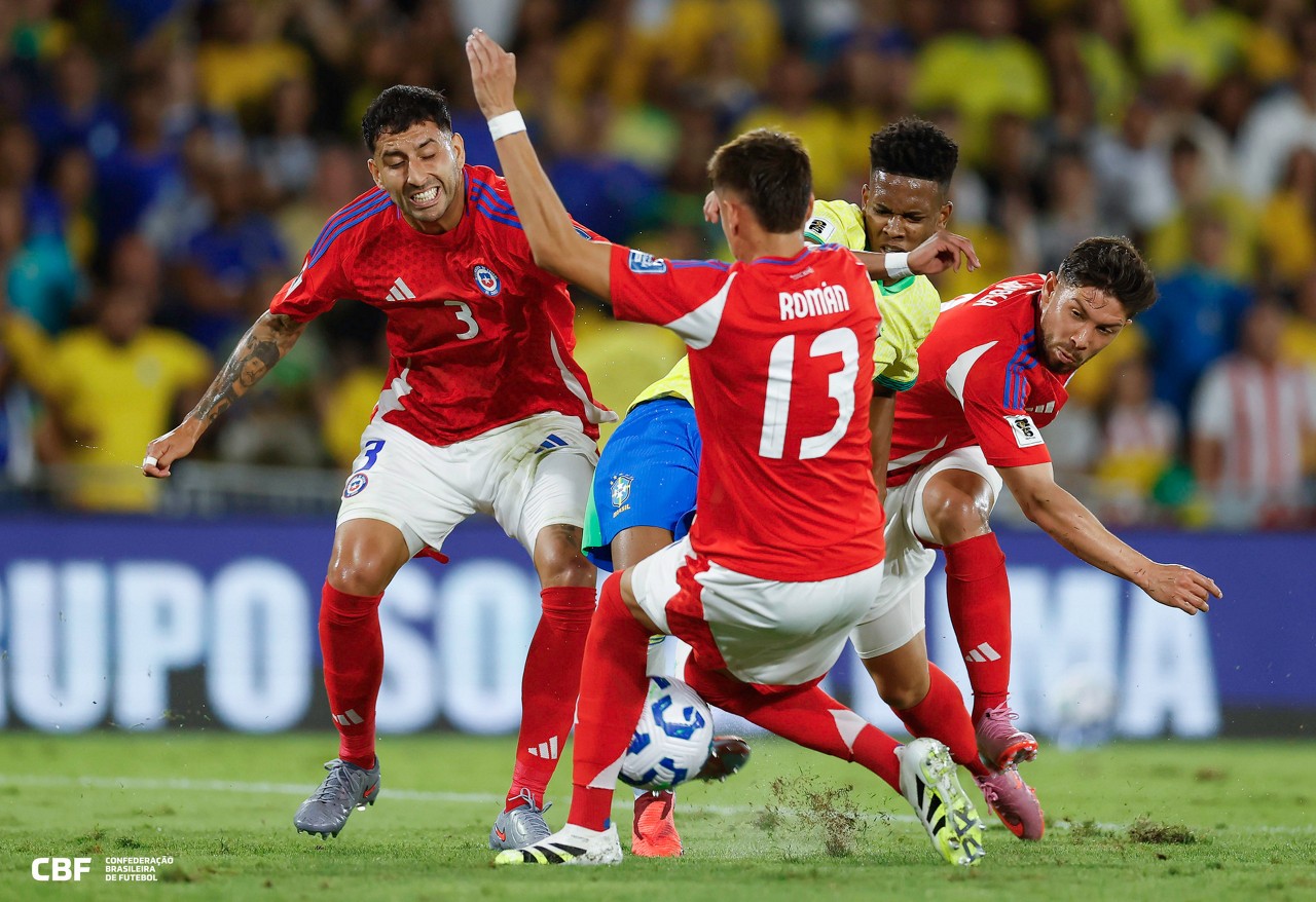 Román bloqueando chute de Estêvão
