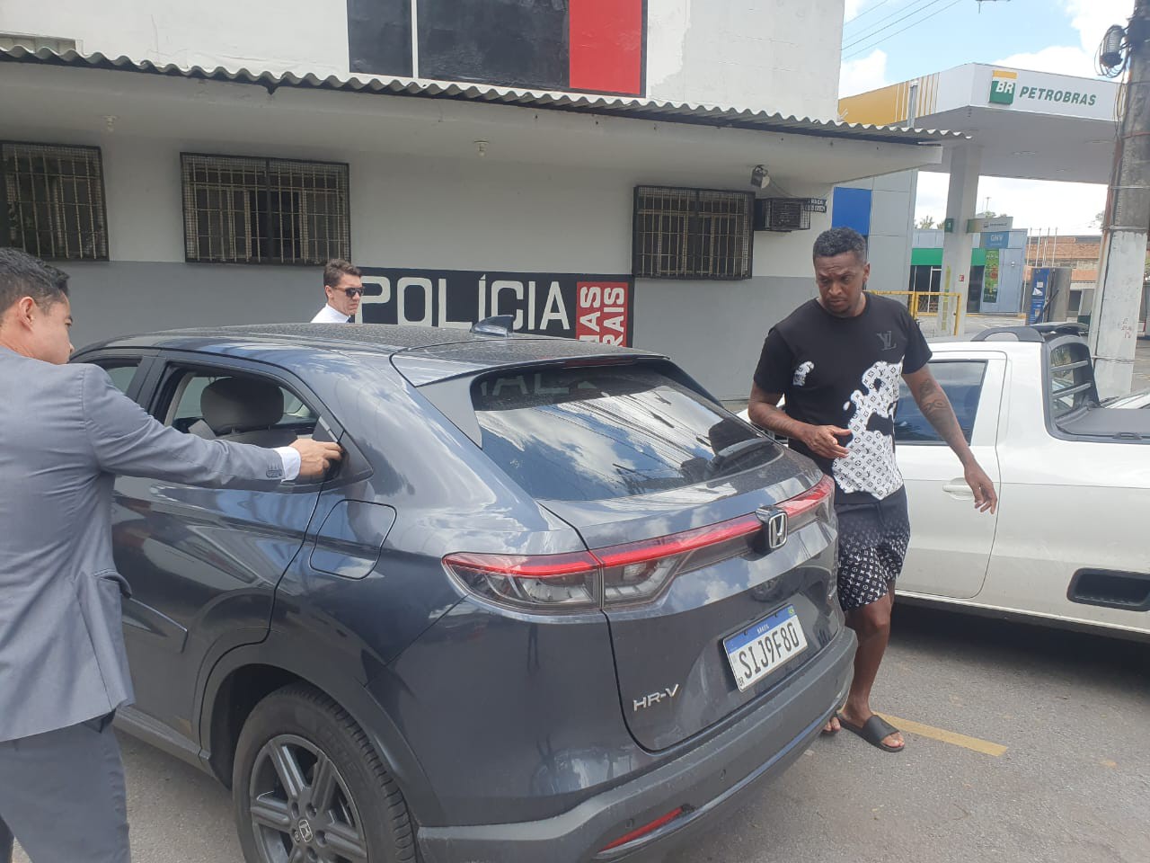 Acompanhado de seu advogado, Jô deixa o Ceresp Contagem