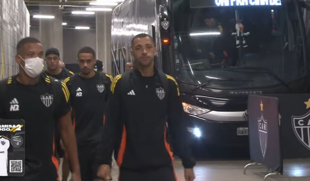 Devido a casos de virose, alguns jogadores do Atlético e membros da comissão técnica desceram do ônibus usando máscaras