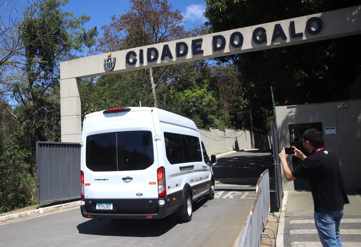 Comitiva do Atlético foi buscar Sampaoli no aeroporto da Pampulha e o levou para a Cidade do Galo