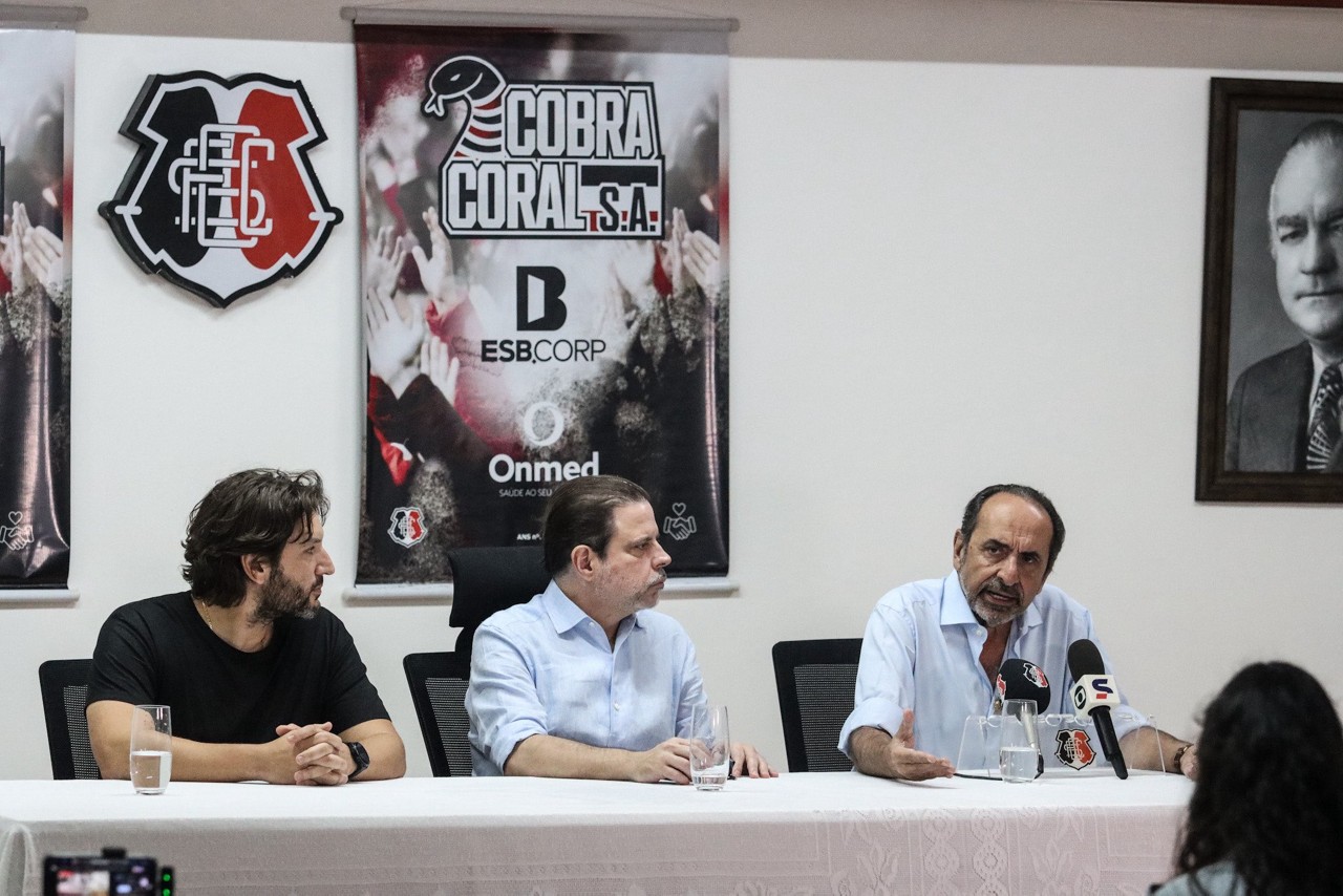 Alexandre Kalil ao lado do presidente do Santa Cruz, Bruno Rodrigues, e do empresário Iran Babosa 