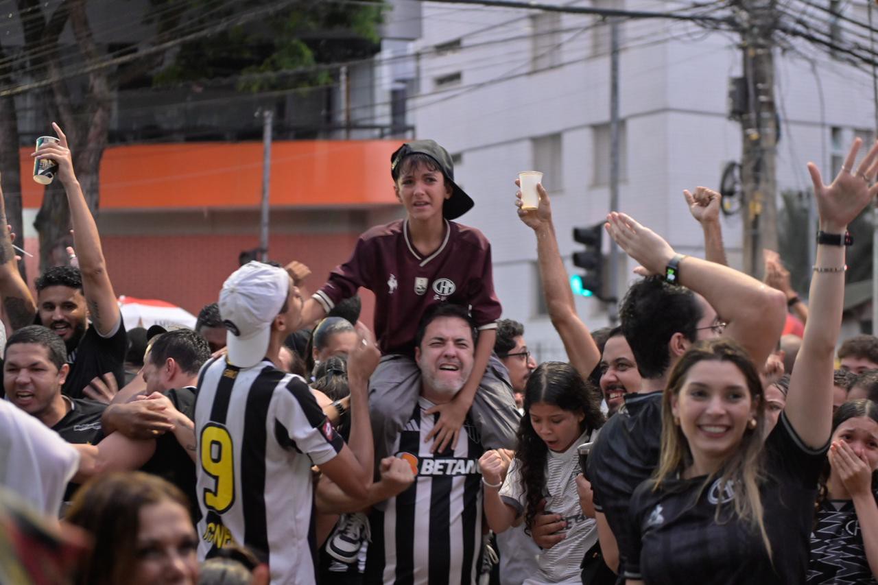 Torcedores do Atlético comemoram gol no Bar do Salomão, reduto alvinegro em Belo Horizonte