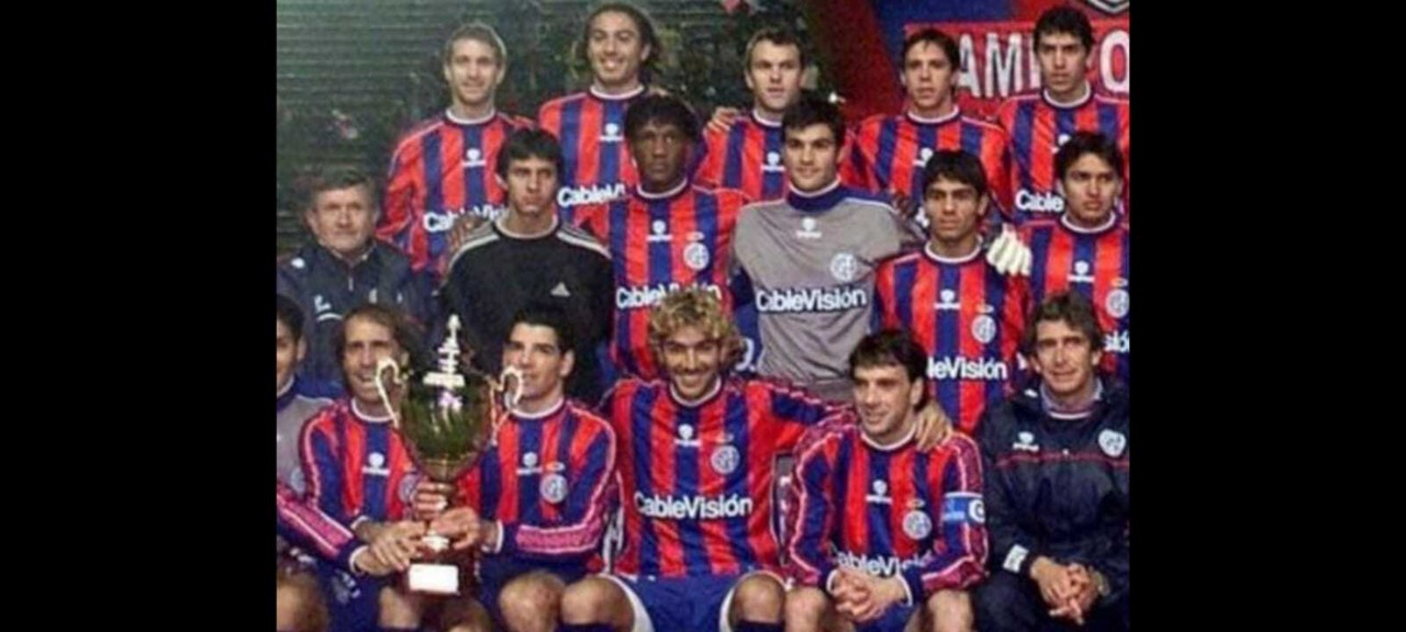 Parte do elenco do San Lorenzo, com 'Loco' Abreu (centro, na primeira fila) como um dos destaques