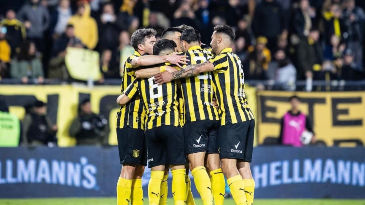 Jogadores do Peñarol comemoram o gol marcado por Cabrera