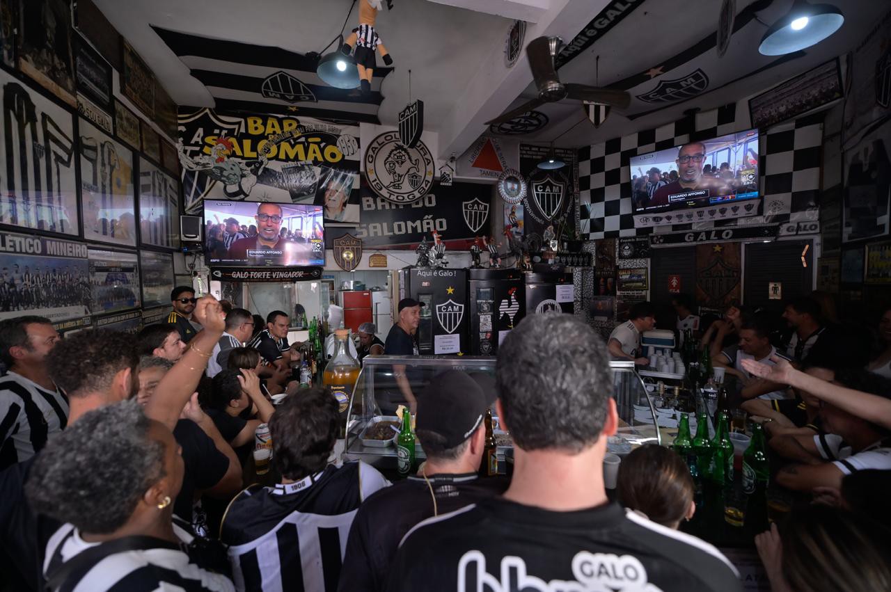 Torcedores do Atlético se reúnem em bares da capital mineira para acompanhar a final da Libertadores