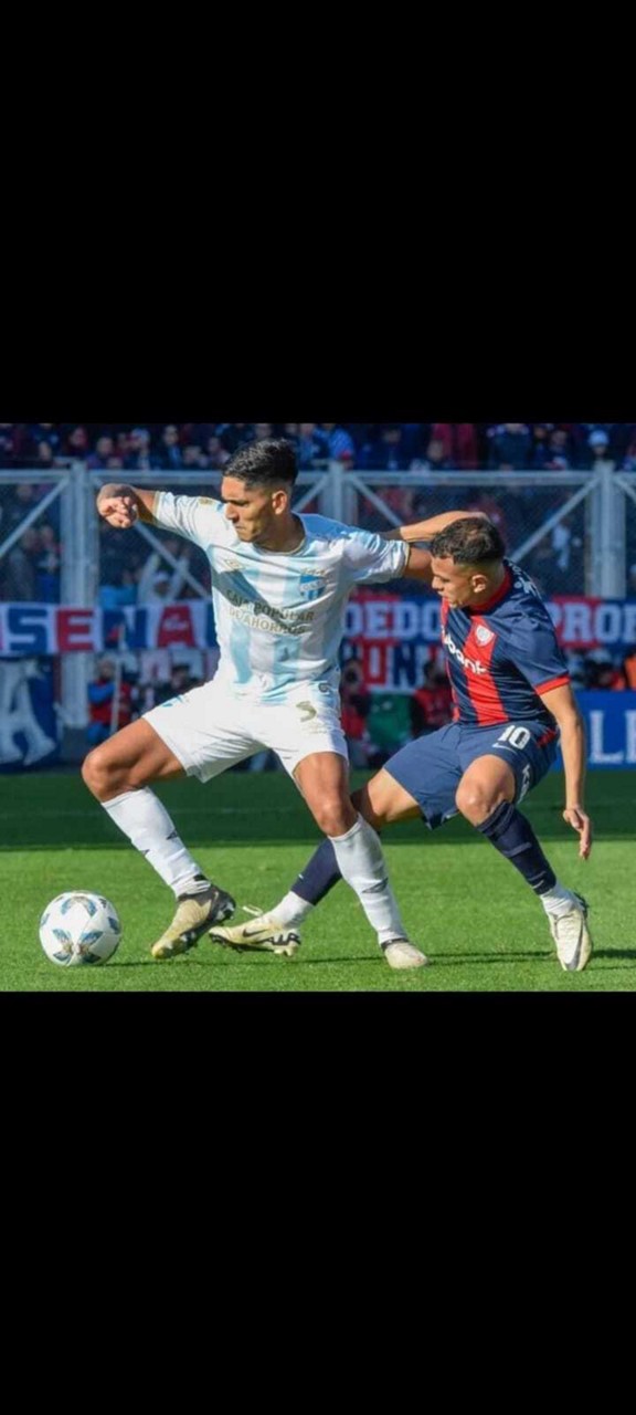 Lance da partida entre Tucumán e San Lorenzo, pela última rodada do Campeonato Argentino