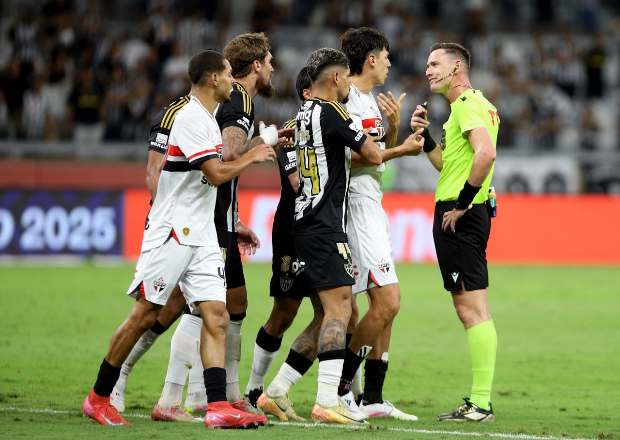 Lyanco foi expulso pela segunda vez com a camisa do Atlético