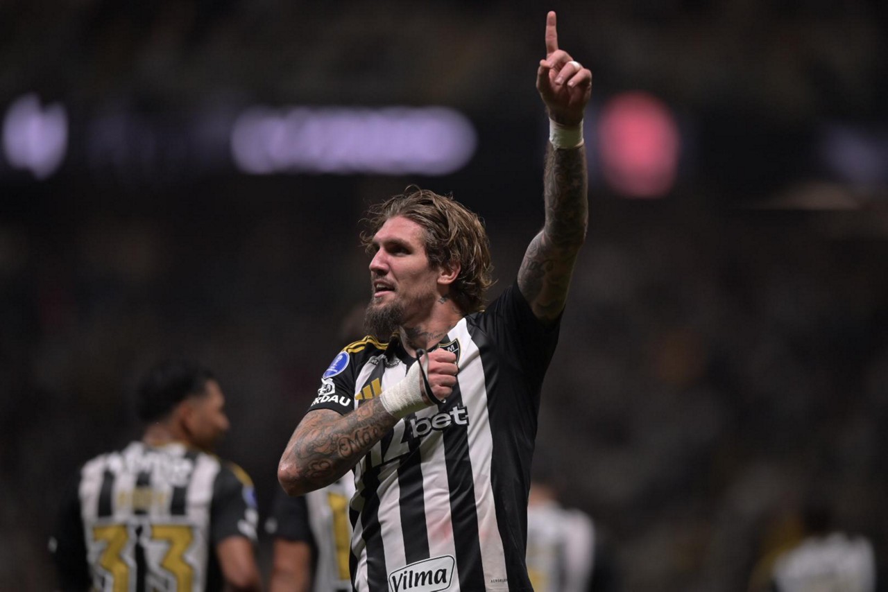 Lyanco celebra gol pelo Galo