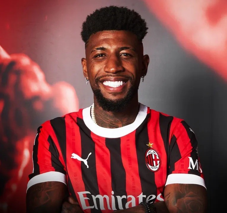Emerson Royal posa com a camisa do Milan; ele usará número que foi de Kaká