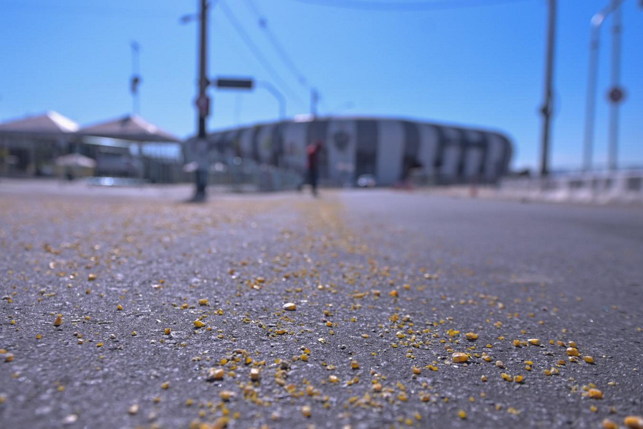 Arredores da Arena MRV com milho pelo chão