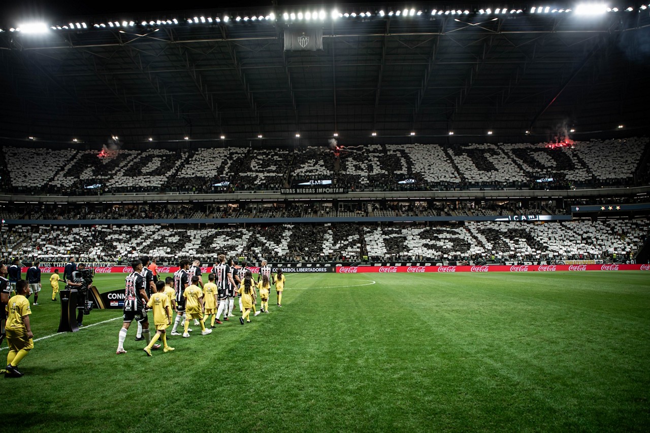 Torcida do Atlético fez mosaico contra o racismo na Arena MRV