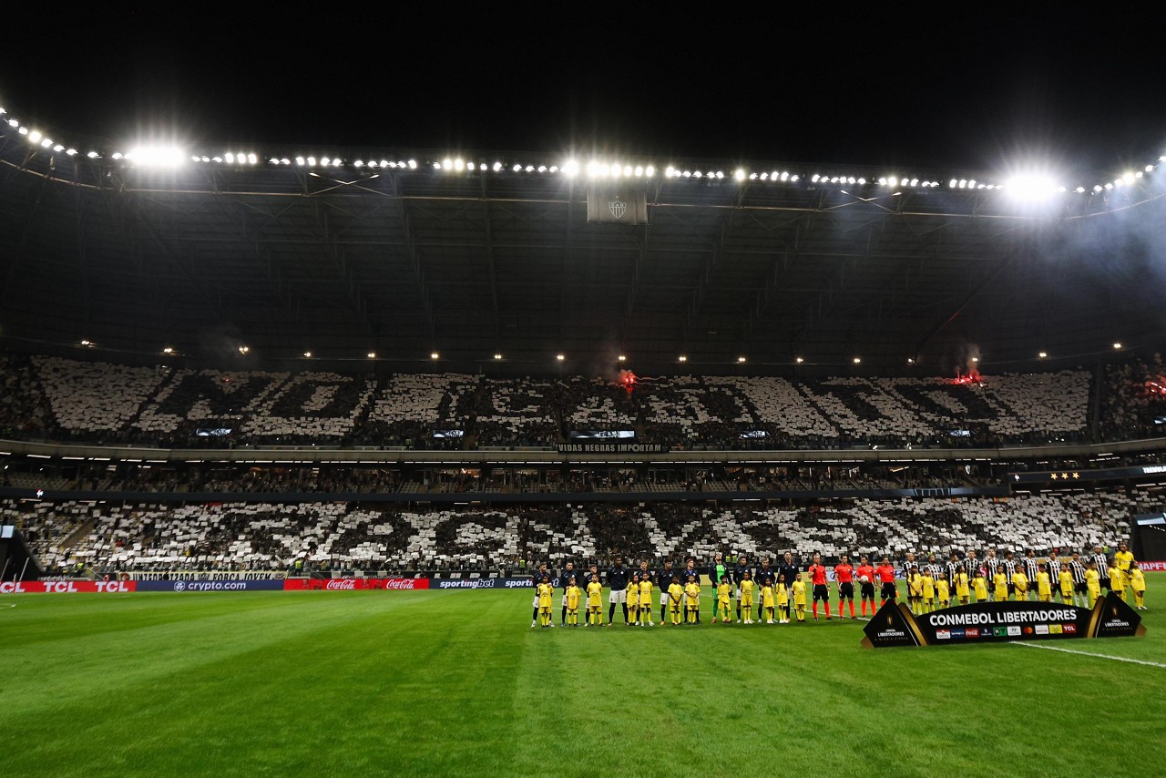 Torcida do Atlético fez mosaico em protesto ao racismo na Arena MRV