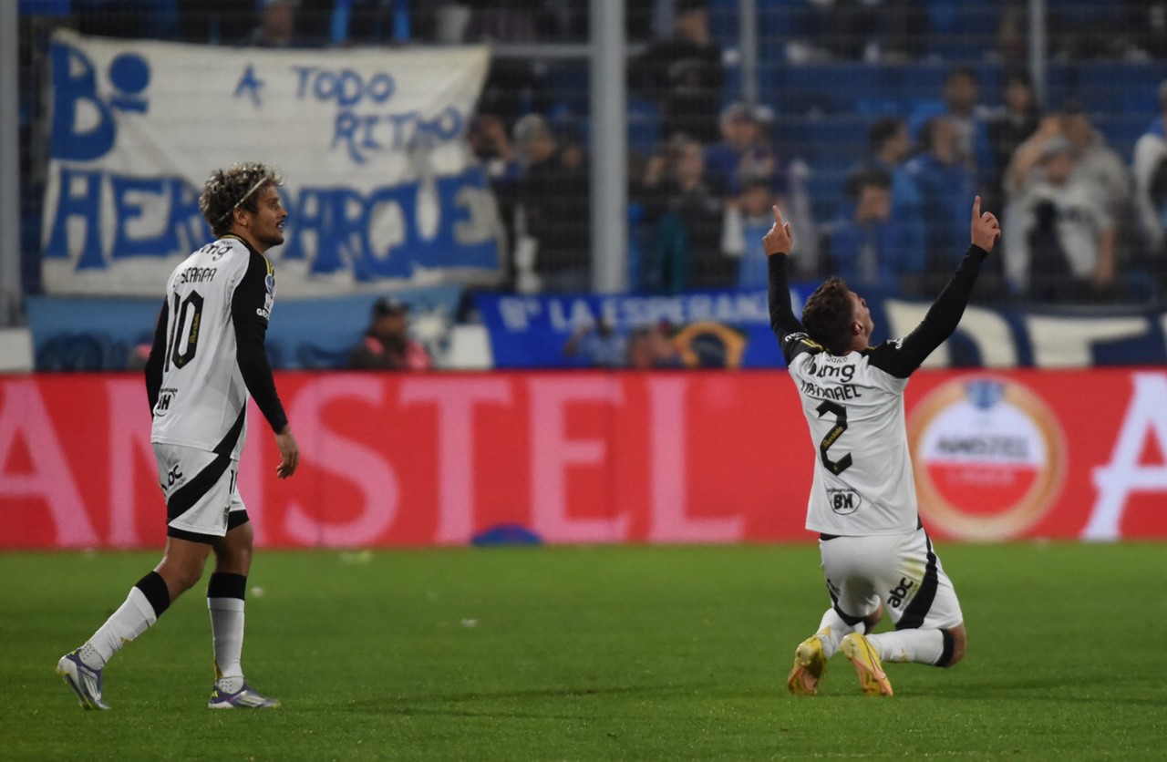 Natanael celebra gol pelo Galo na Argentina