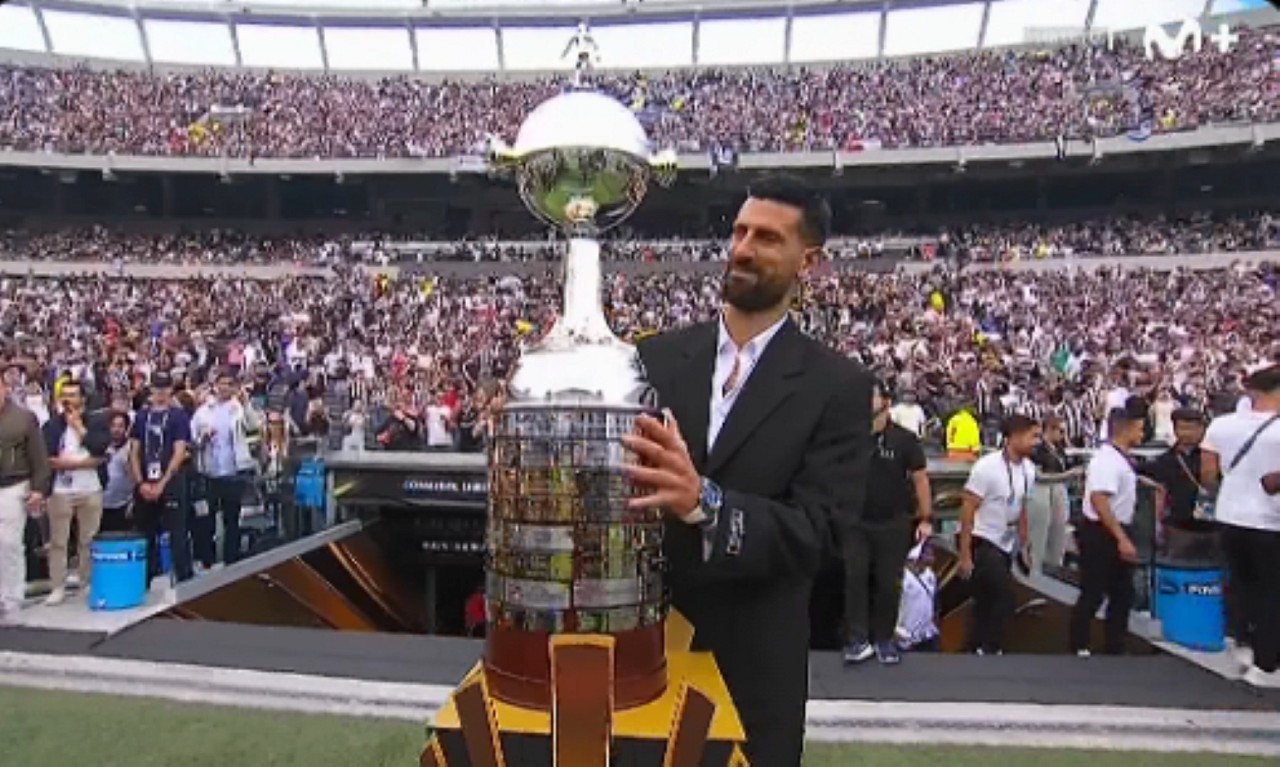 O tenista Novak Djokovic levando a taça da Conmebol Libertadores