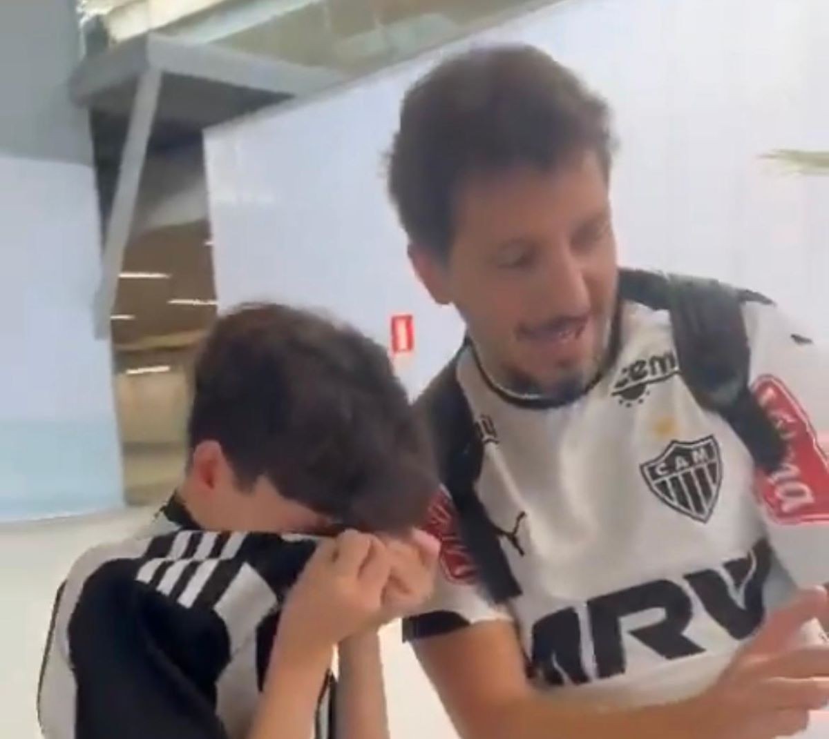 Momento em que pai atleticano surpreende filho com ida à final da Libertadores
