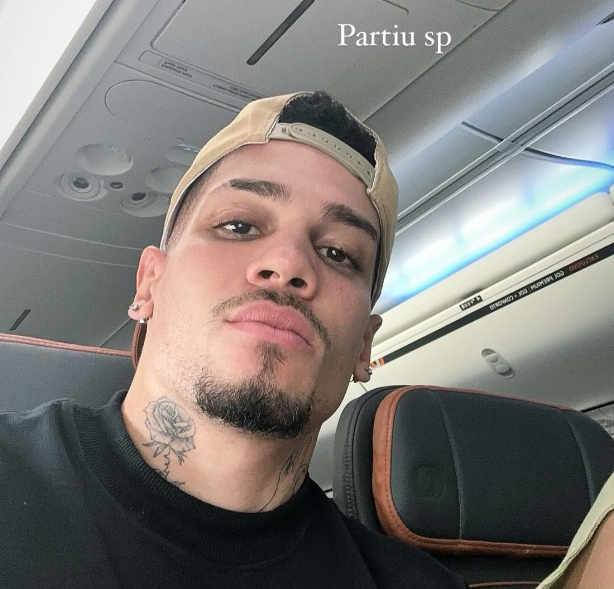 Paulinho posta foto dentro de avião ao viajar a São Paulo para show 