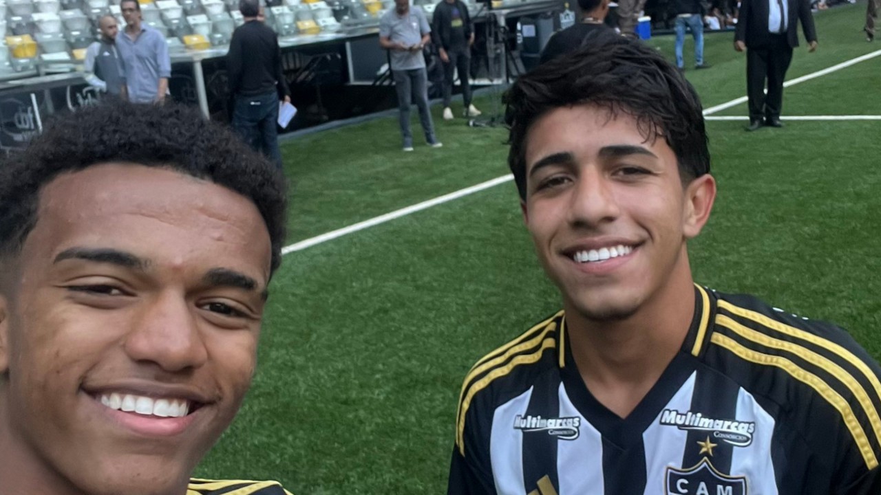 Pascini (direita) e Ronaldo (esquerda) autores do gol do Sub-17 na Arena MRV