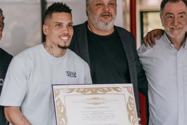 Atacante do Atlético recebeu o título de cidadão honorário

