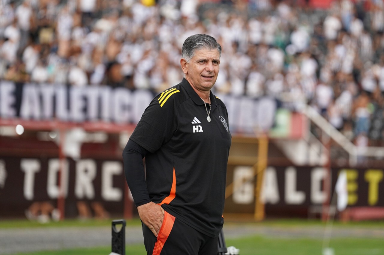 O técnico Guilherme Dalla Déa durante a partida entre Atlético e Pouso Alegre