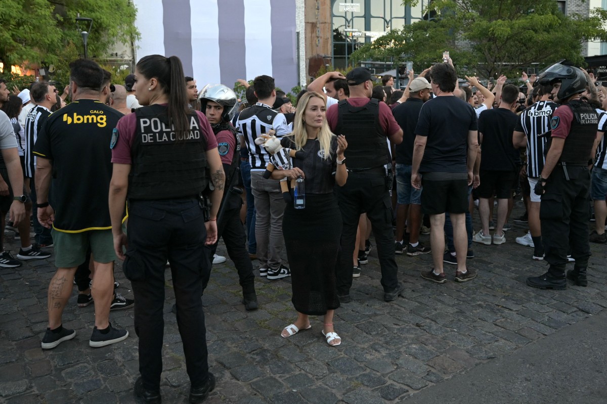As medidas para receber as torcidas brasileiras que pintam Buenos Aires de alvinegro deve terminar nesta segunda-feira (2)