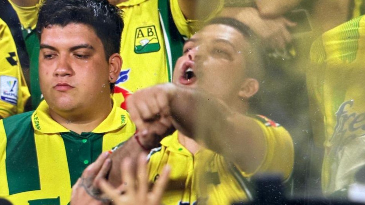 Torcedor fazendo gesto racista para Caio