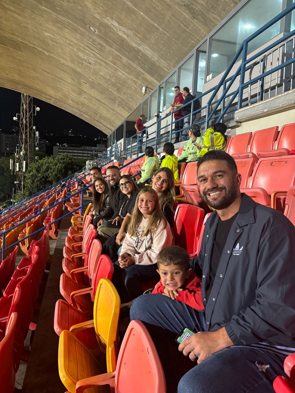 Belli com sua família e comissão técnica no estádo Olímpico UCV