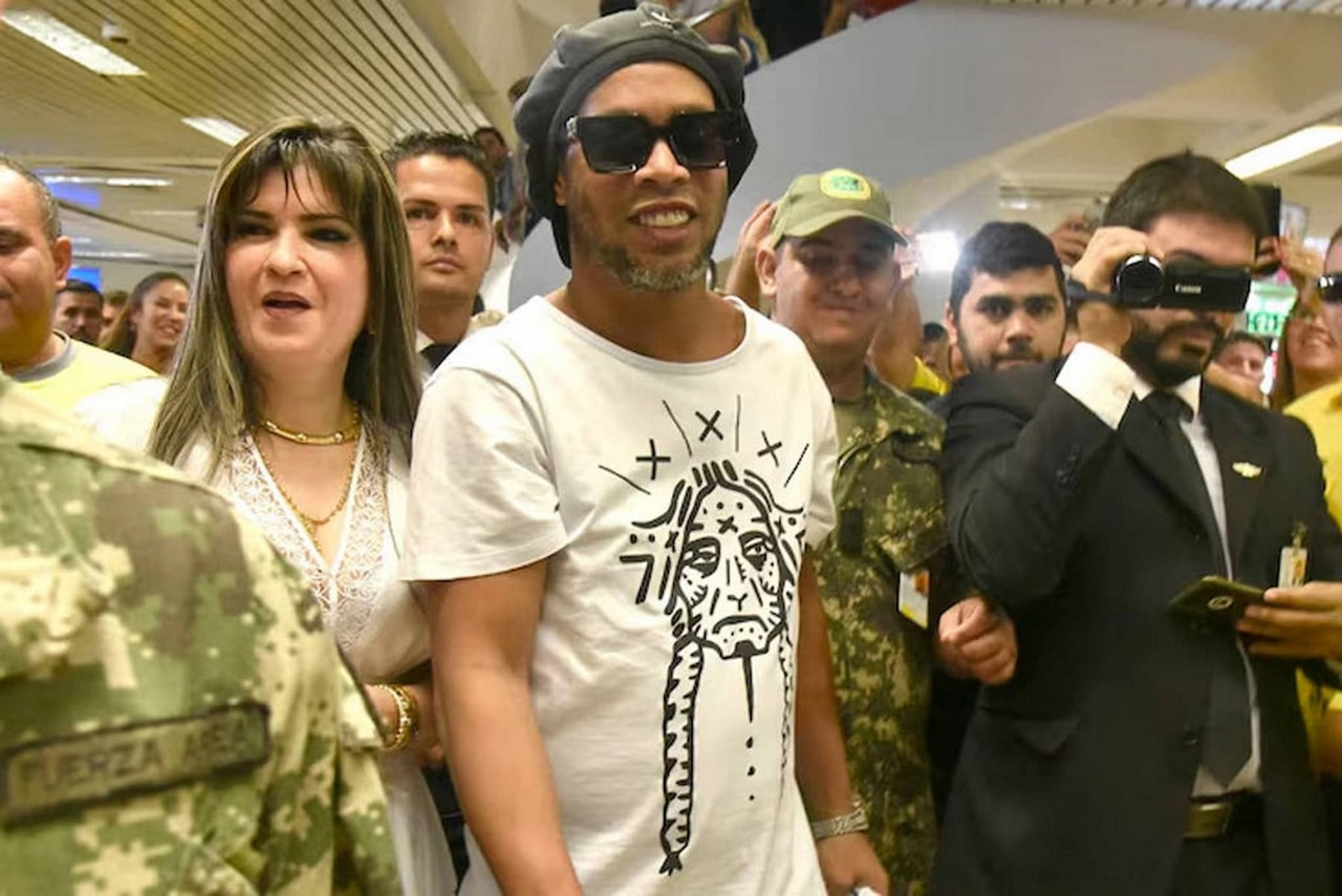 Empresária Dalia López ao lado de Ronaldinho Gaúcho, no Paraguai