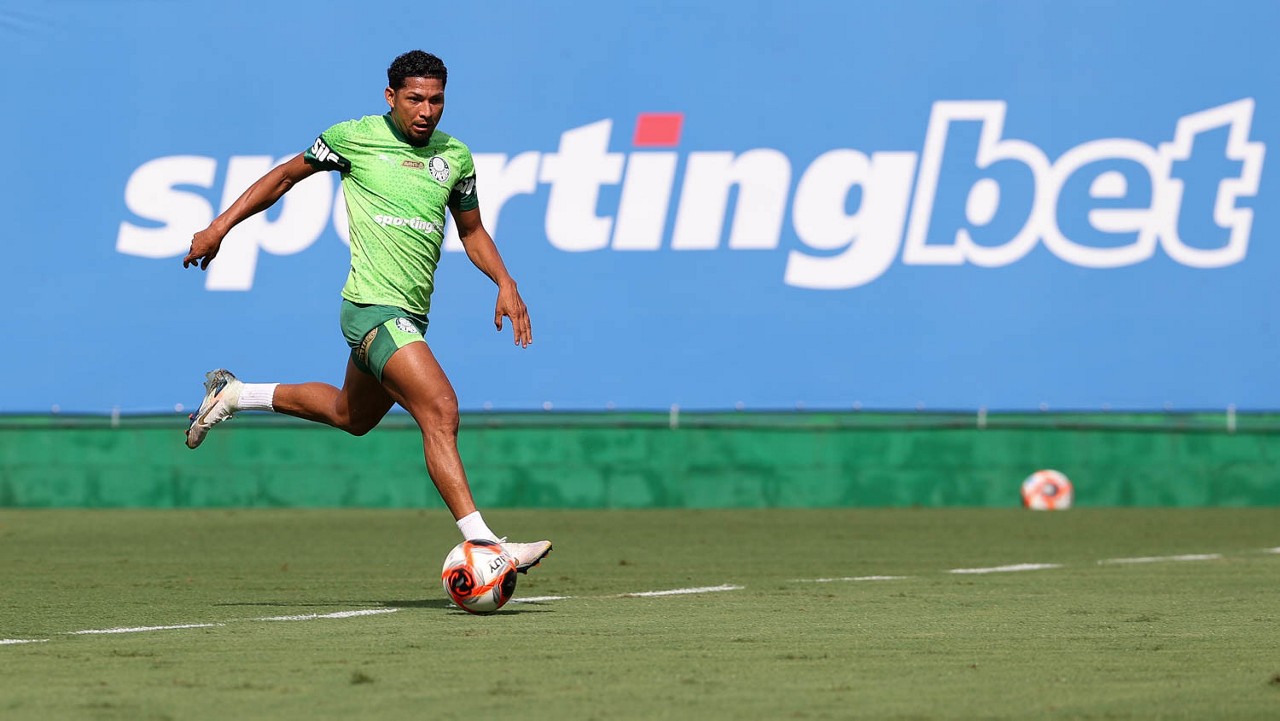 Mesmo fora dos planos do clube, Rony segue treinando normalmente no Palmeiras