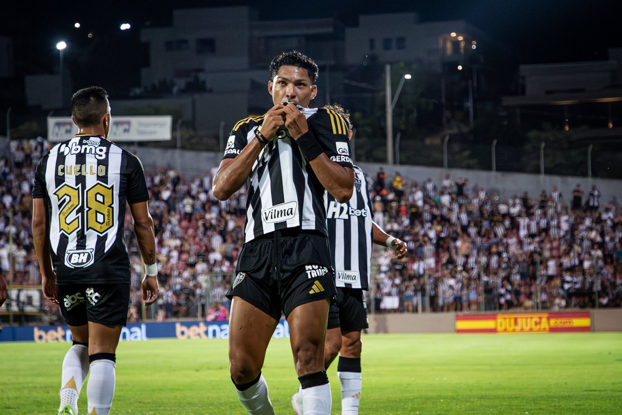 Rony comemora gol contra Tombense