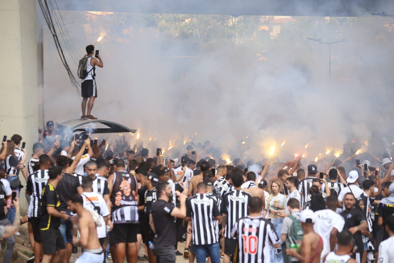 Torcedores do Galo recepcionando o time na tradicional rua de fogo