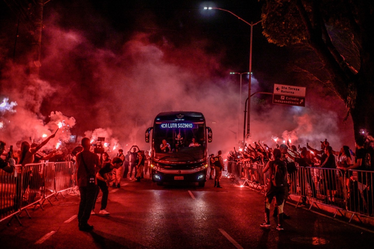Torcida recepcionou Atlético com rua de fogo antes da partida contra o Juventude