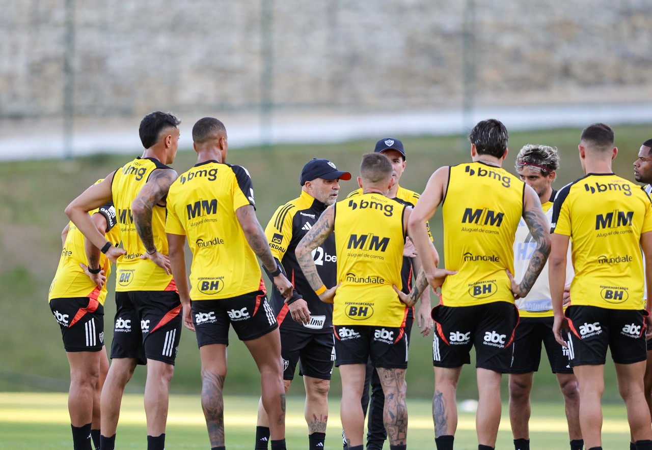 Sampaoli reúne jogadores do Galo antes de treino