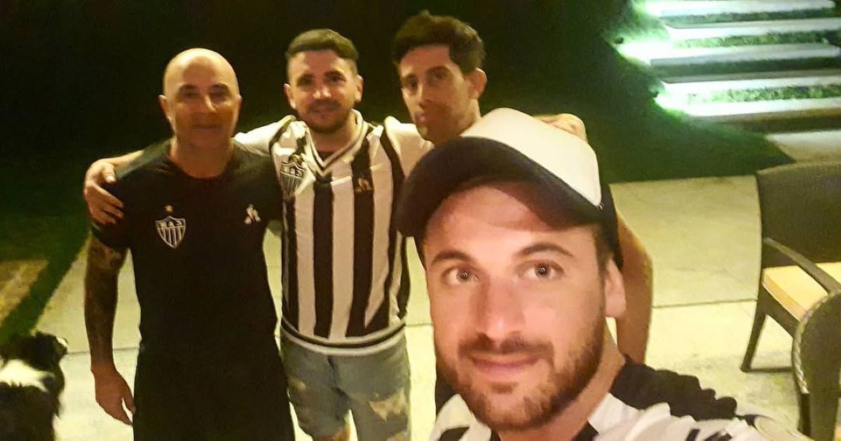 Alejandro, com o Manto da Massa 1, ao lado do pai