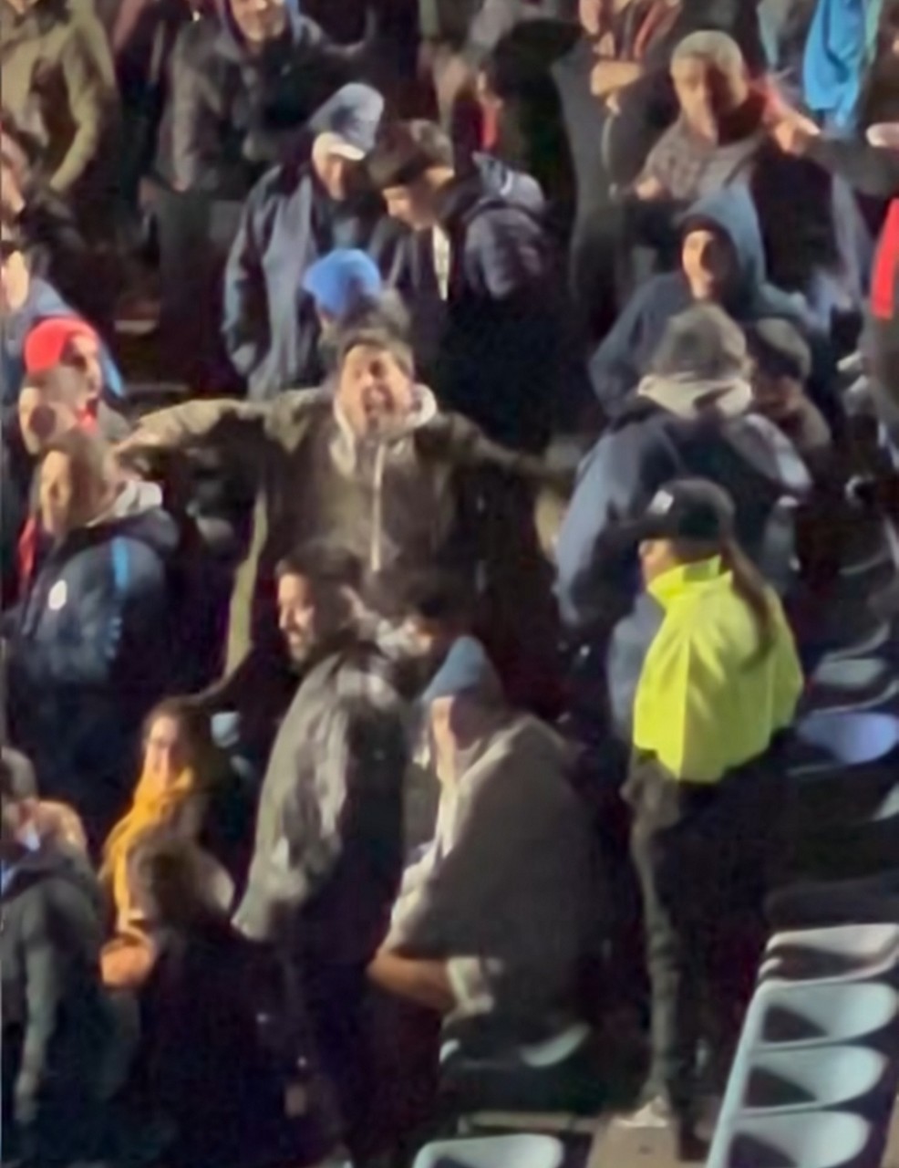 Torcedor do San Lorenzo imita macaco em direção da torcida do Atlético