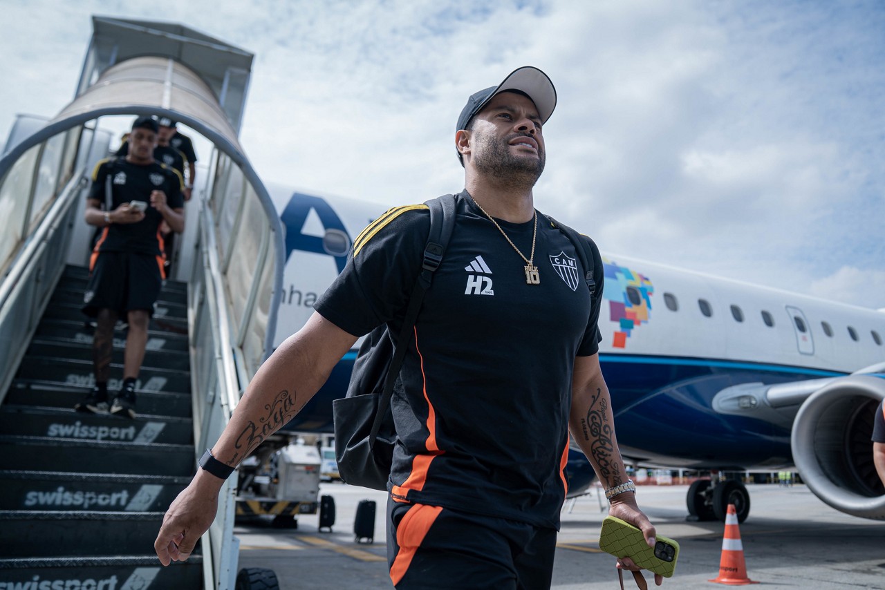 Com Hulk, Galo desembarcou em Santos nessa terça-feira (15/4) para o duelo com o Peixe