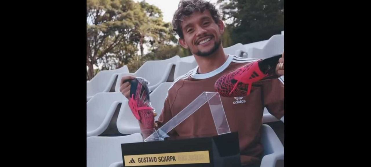 Gustavo Scarpa mostra presente que recebeu de um de seus patrocinadores após completar 500 jogos como profissional