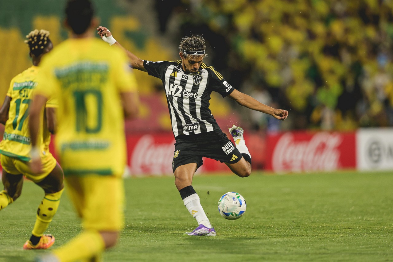 Gustavo Scarpa em ação pelo Galo contra o Bucaramanga