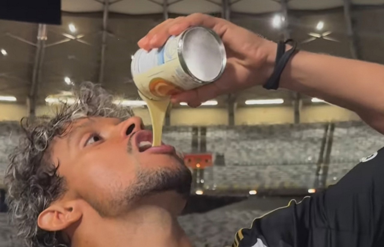 Scarpa comemora título com o Galo com biscoito e leite condensado