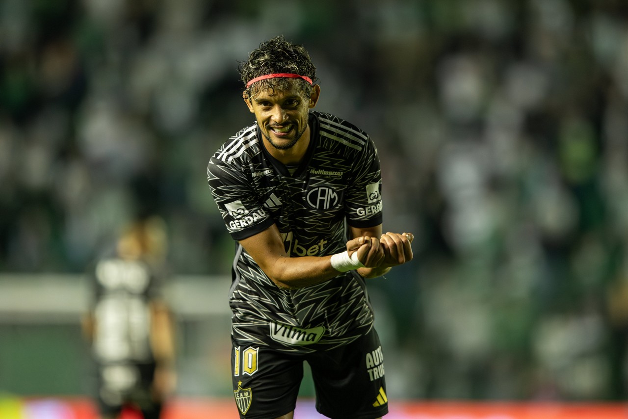 Gustavo Scarpa celebra gol pelo Galo