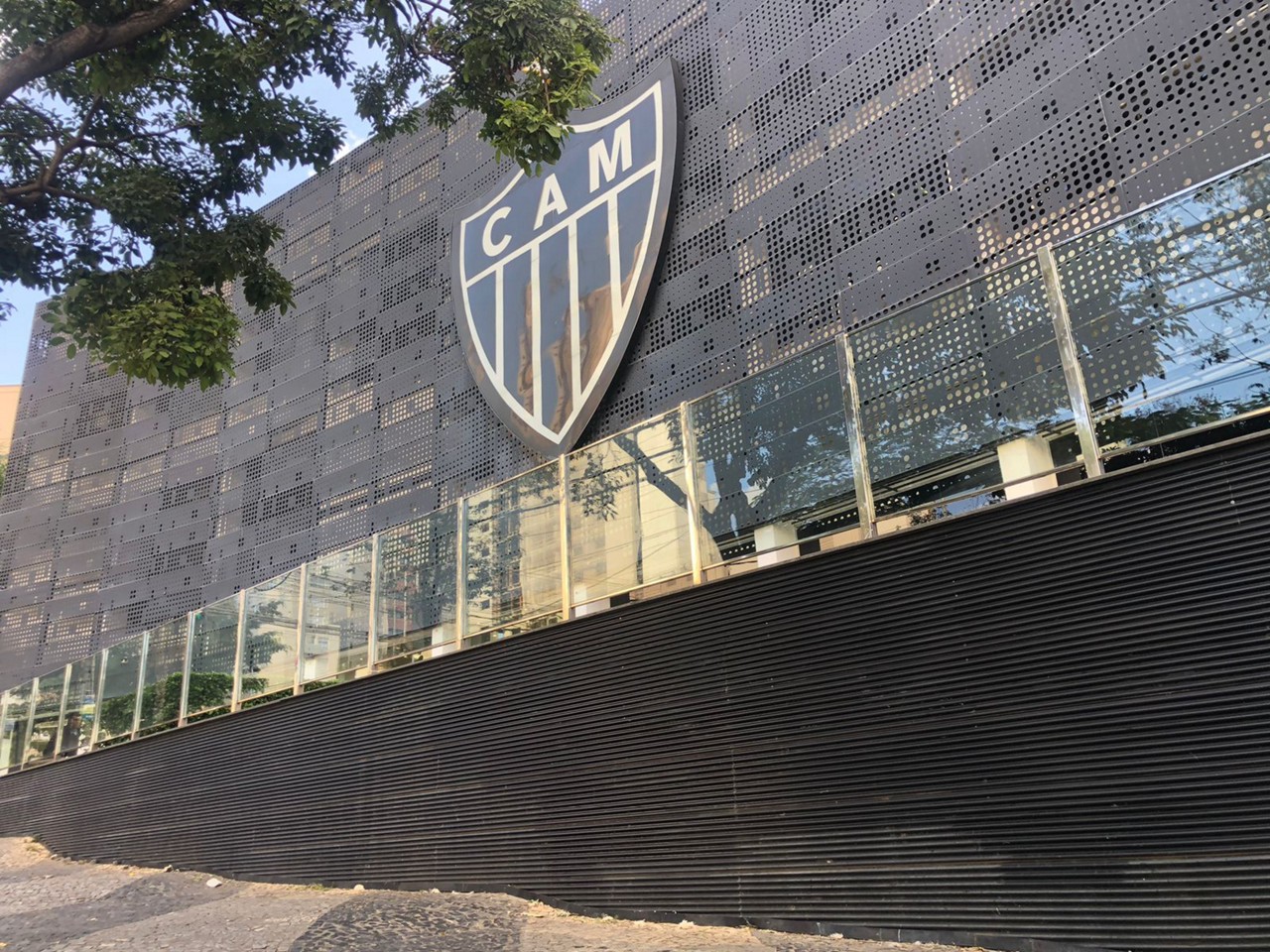 Atlético apagou a pichação feita na sede de Lourdes após a derrota para o Botafogo