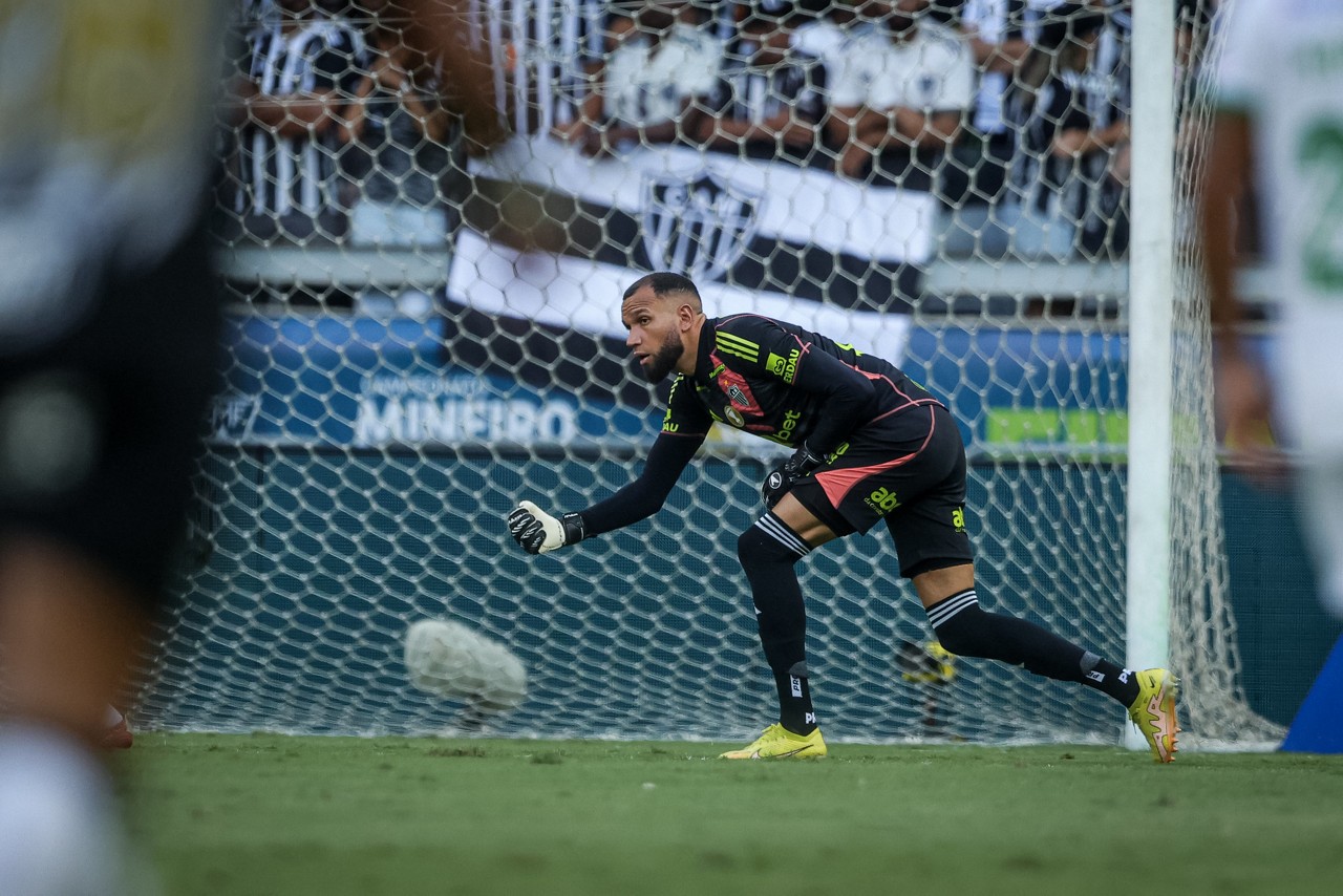 Goleiro Everson durante a partida deste sábado (8) contra o América, no Mineirão
