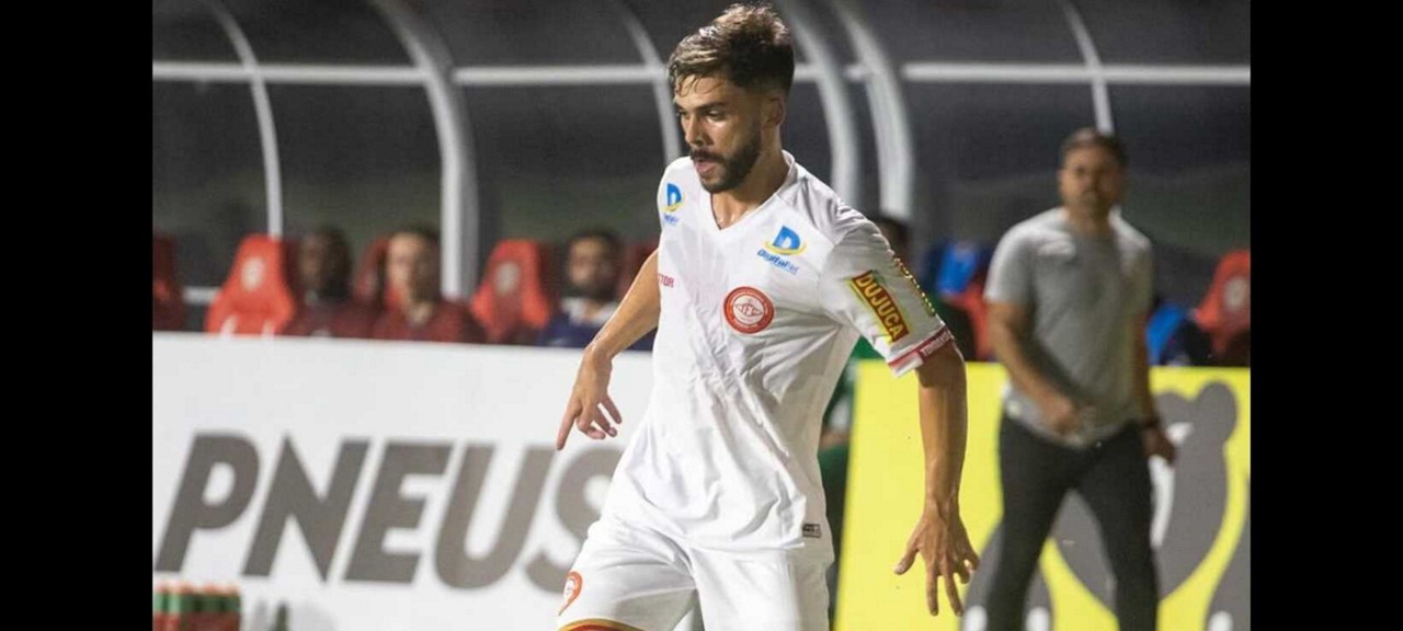 Pedro Oliveira em ação pelo Tombense em partida do Campeonato Mineiro