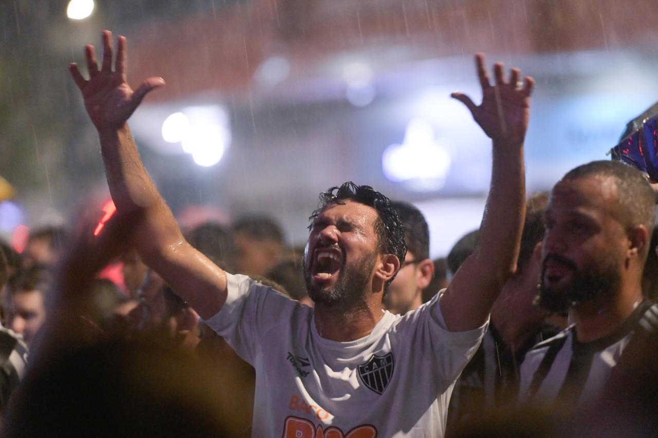 Torcedor do Galo aguentou chuva forte para torcer pelo time 
