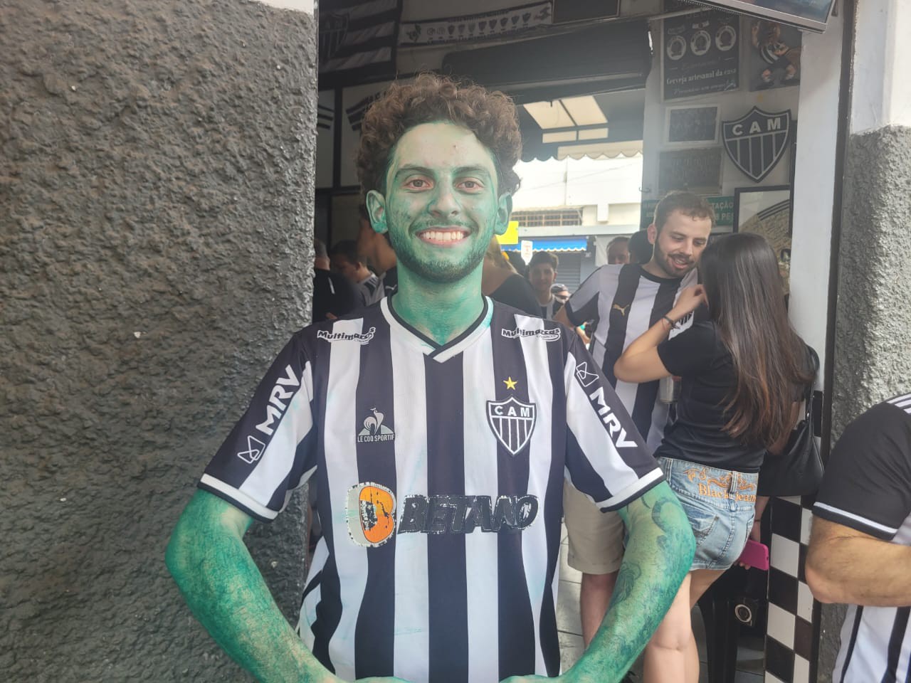 Davi Vanucci pintou a pele de verde para homenagear o craque do Galo