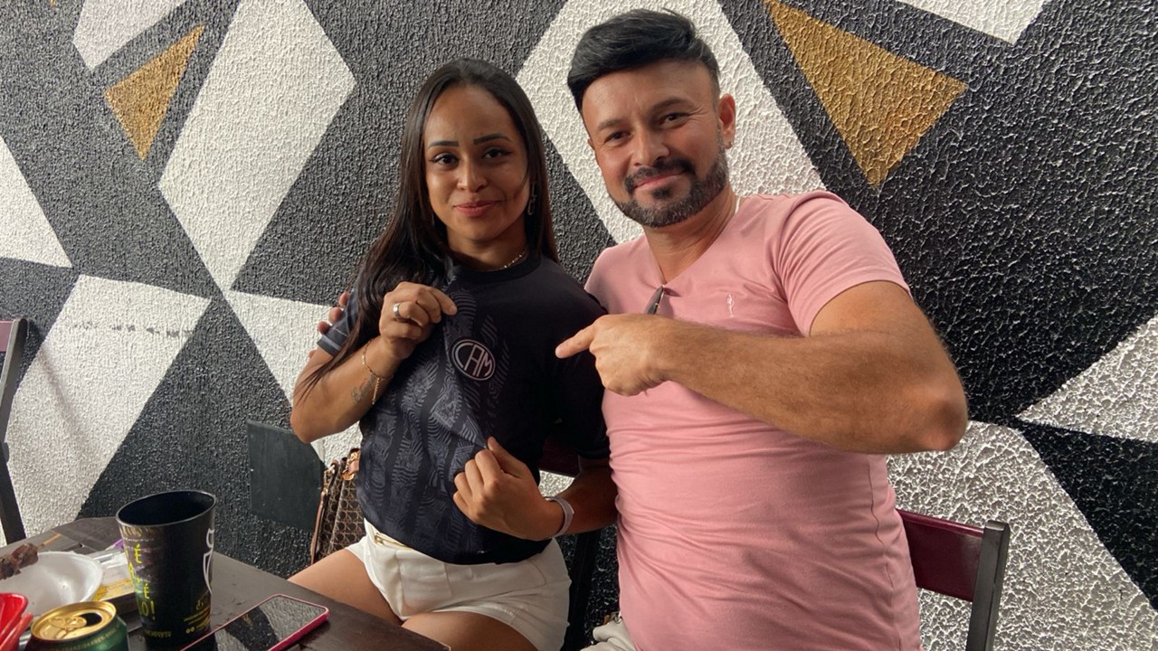 Fabrício Albuquerque e Jheiny Katt vão acompanhar Flamengo x Atlético no bar Território Alvinegro, em BH