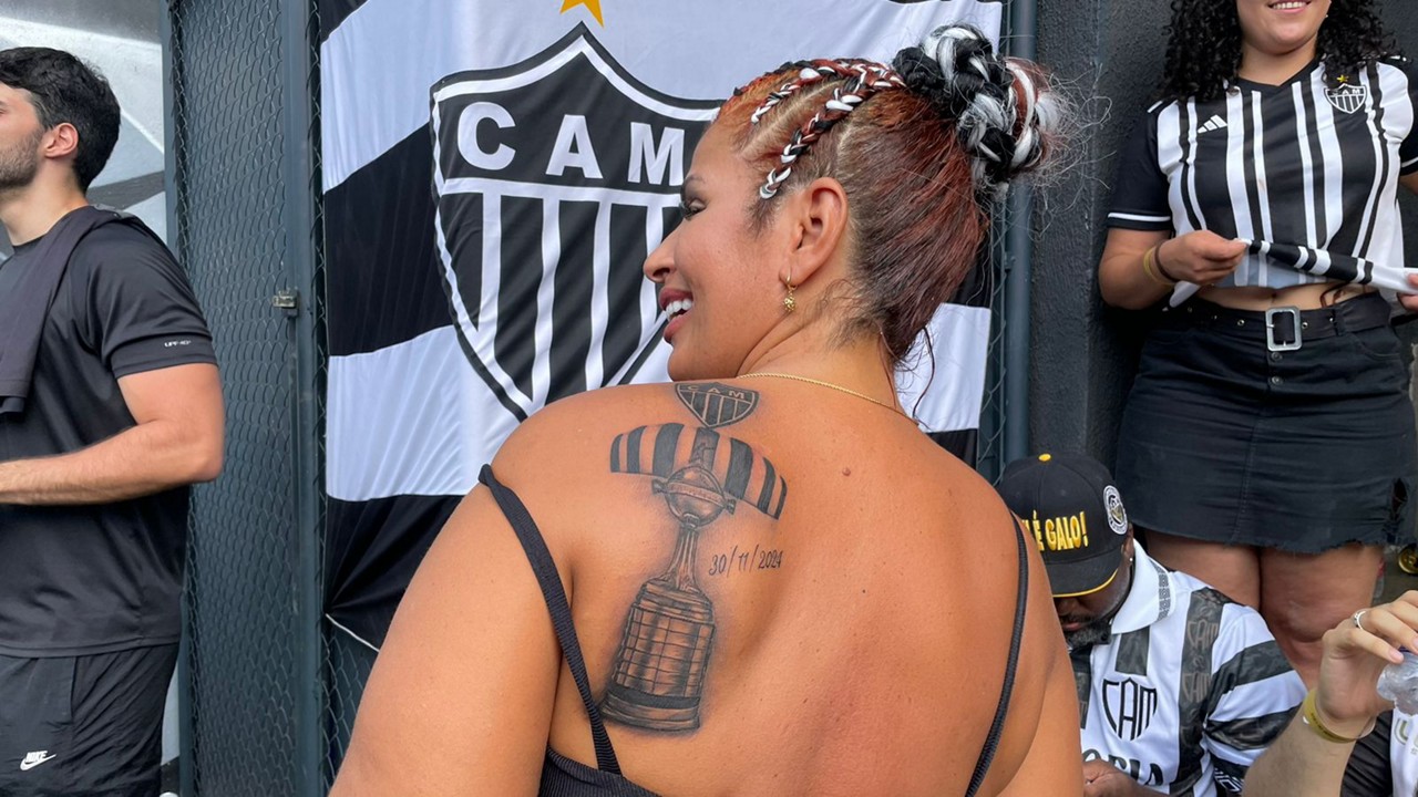 Luciana Rodrigues, de 50 anos, não teve receio de dar azar ao Galo e tatuou a taça da Libertadores com a data da finalíssima, contra o Botafogo