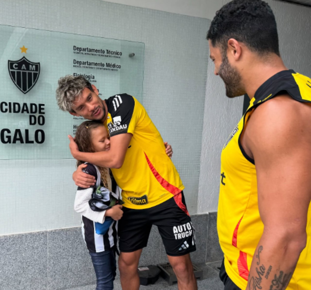 Torcedora mirim Gabriela Fátima, de 9 anos, com Gustavo Scarpa e Hulk: sonho realizado para a pequena
