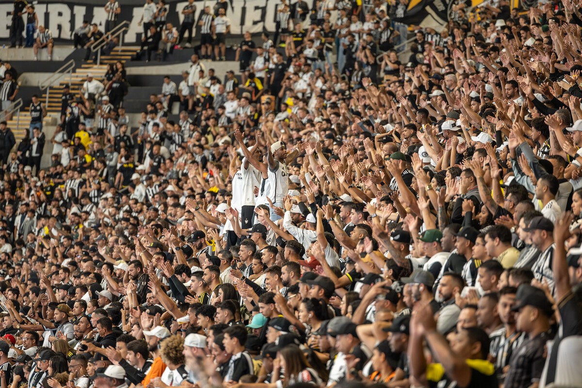 Torcedores que arremessaram objetos no gramado serão punidos