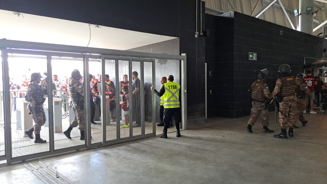 Batalhão de choque foi acionado para conter situação no setor visitante